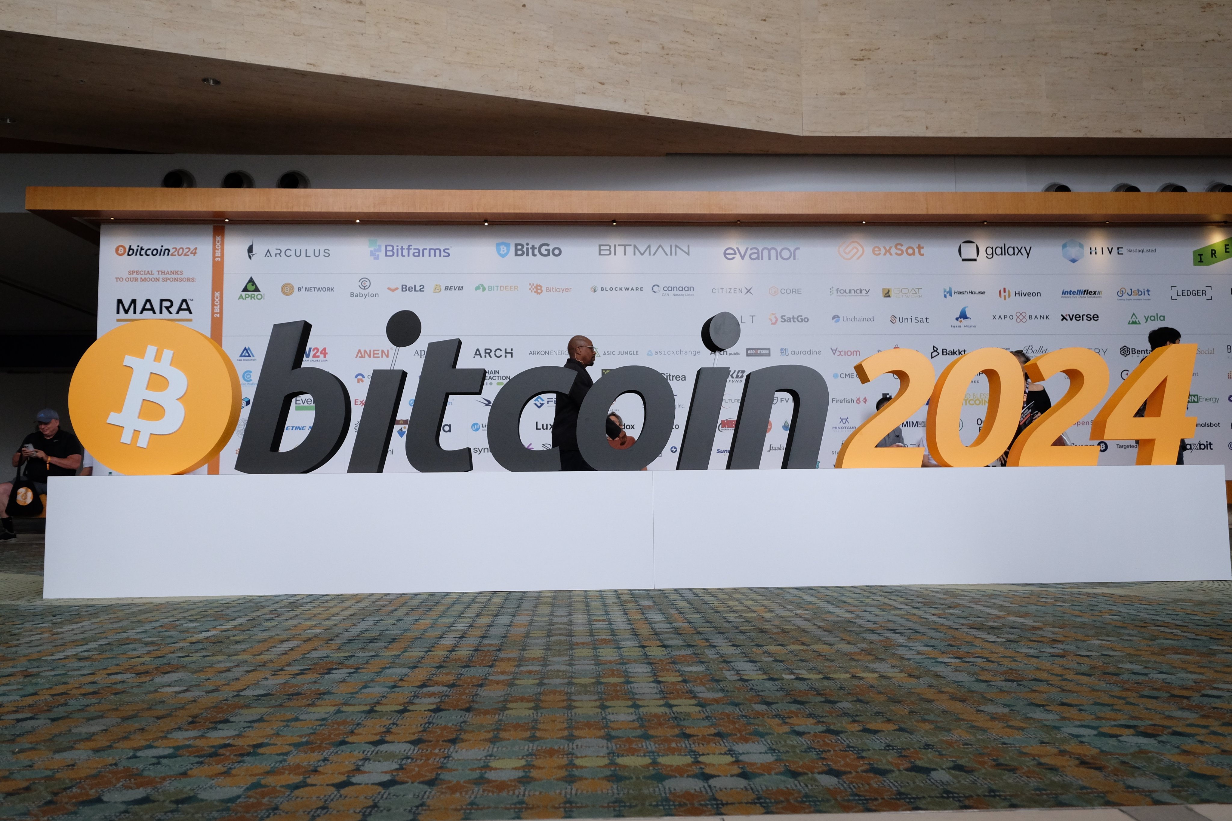 Bitcoin 2024第二日:1BTC涨到4900万美元的多头号角;小肯尼迪承诺在美国建立比特币战略储备