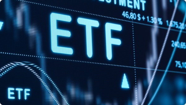 贝莱德碾压全场:12家机构158亿美元加密ETF对决,九成资金流入IBIT