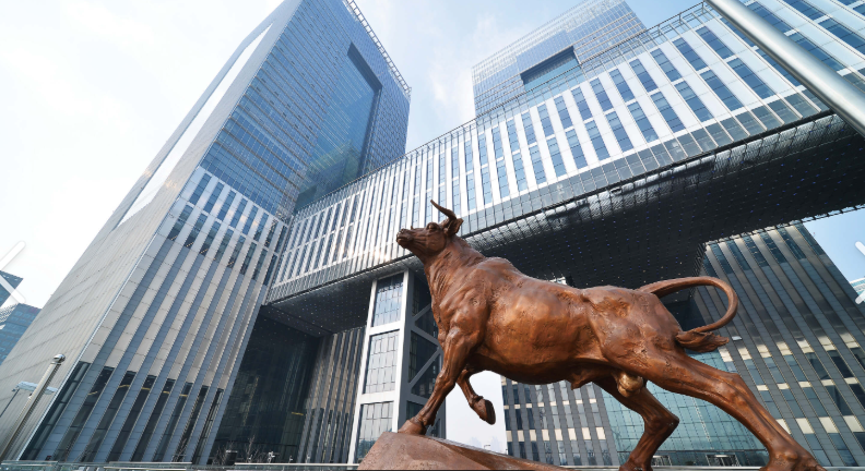 On the day the traditional market closed, on-chain trading never stopped