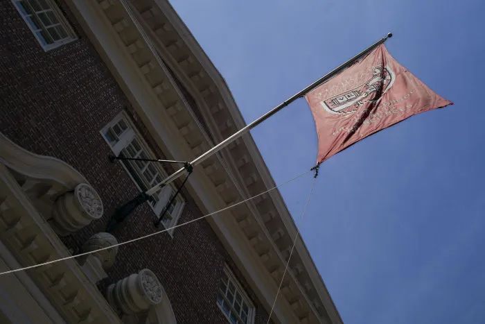 哈佛大学（Harvar University）的旗帜飘扬在雷曼大厅（Lehman Hall）外。