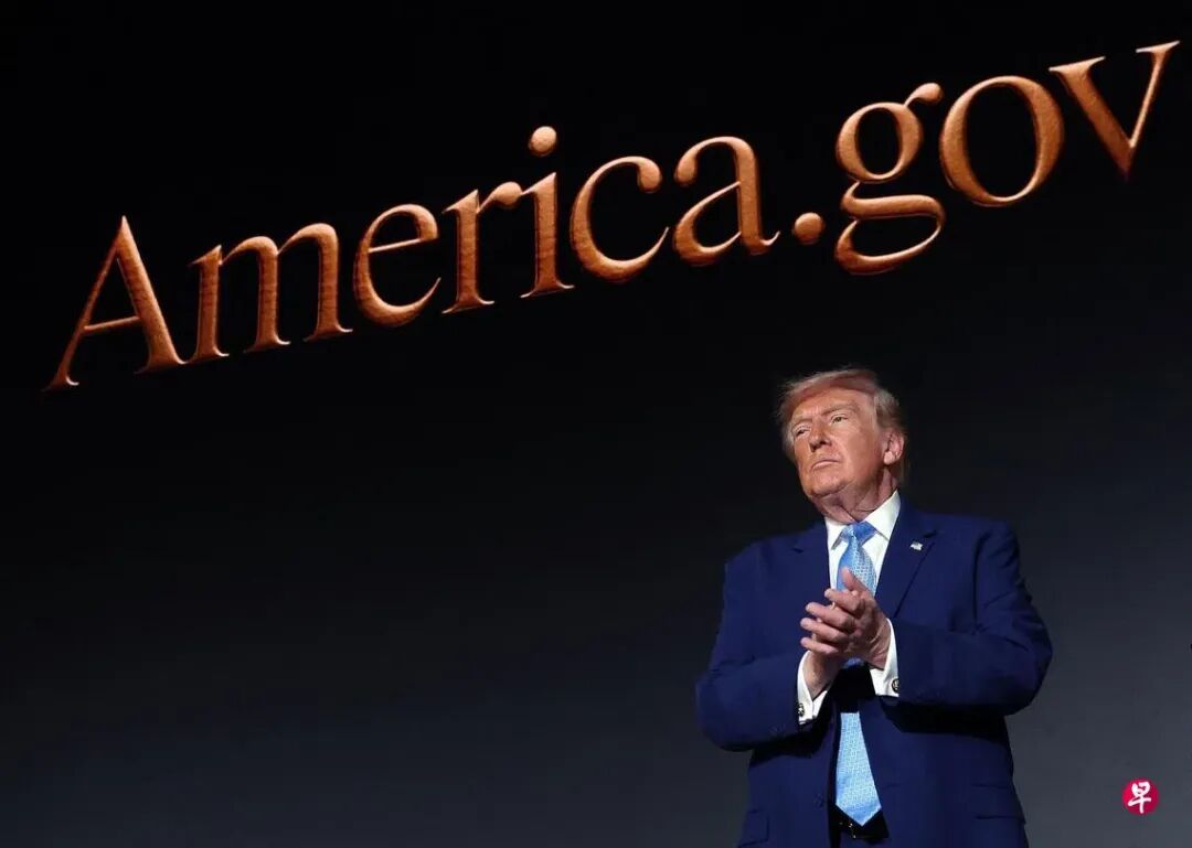 美国总统特朗普星期二（9月29日）在华盛顿一场活动上推出名为America.gov的AI聊天机器人，但它很快就在多个争议话题上与总统唱反调。（法新社）