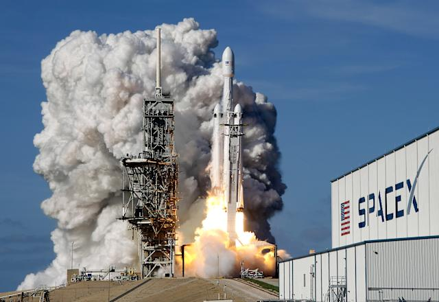 SpaceX挂牌上市！